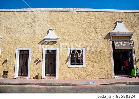 メキシコ　カラフルなバジャドリの街角 65598324