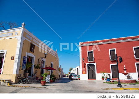 メキシコ　カラフルなバジャドリの街角 65598325