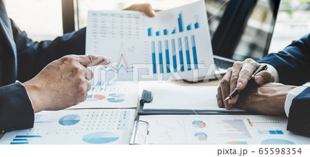 Finance manager meeting discussing company growth Finance manager meeting discussing company growth 65598354