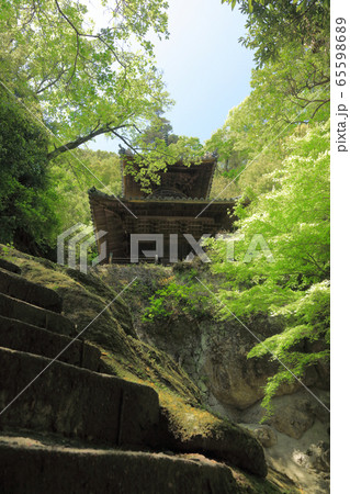四国霊場第71番札所「弥谷寺」多宝塔と新緑 四国霊場第71番札所「弥谷寺」多宝塔と新緑 65598689
