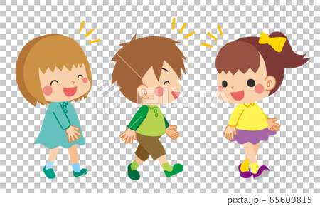 お喋りしながら歩く可愛い子どもたち お喋りしながら歩く可愛い子どもたち 65600815