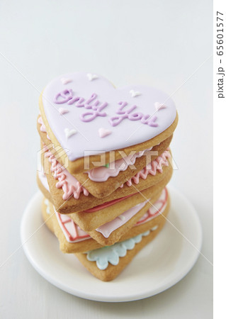 ハートのアイシングクッキー　バレンタインイメージ 65601577