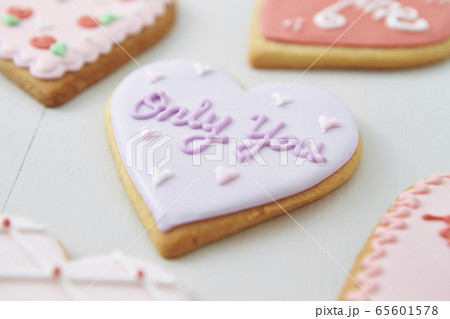 ハートのアイシングクッキー　バレンタインイメージ 65601578