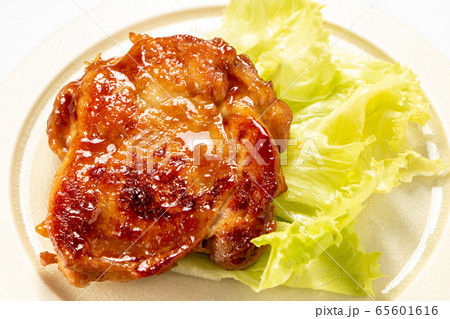 照り焼きチキンステーキ・レタス添え。 照り焼きチキンステーキ・レタス添え。 65601616