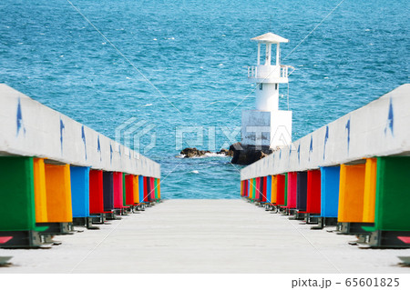 Rainbow Bridge and Lighthouse on the coast 65601825