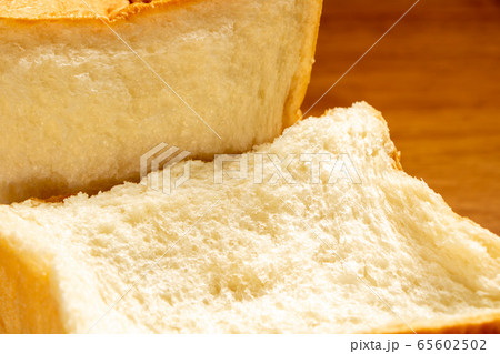 手で割った角型食パン。 65602502