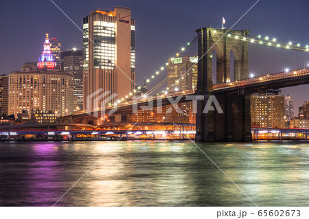《ニューヨーク》マンハッタンの夜景・ブルックリンブリッジパークの眺め 《ニューヨーク》マンハッタンの夜景・ブルックリンブリッジパークの眺め 65602673