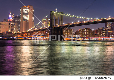 《ニューヨーク》マンハッタンの夜景・ブルックリンブリッジパークの眺め 《ニューヨーク》マンハッタンの夜景・ブルックリンブリッジパークの眺め 65602675