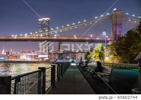 《ニューヨーク》マンハッタンブリッジとブルックリンブリッジの夜景・ブルックリンブリッジパークの眺め 《ニューヨーク》マンハッタンブリッジとブルックリンブリッジの夜景・ブルックリンブリッジパークの眺め 65602744