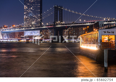 ニューヨーク マンハッタンブリッジの夜景 ブルックリンブリッジパークの眺めの写真素材