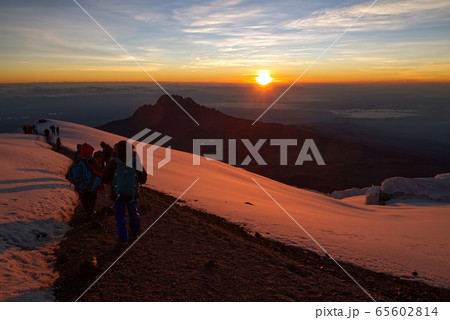 キリマンジャロからのご来光 65602814