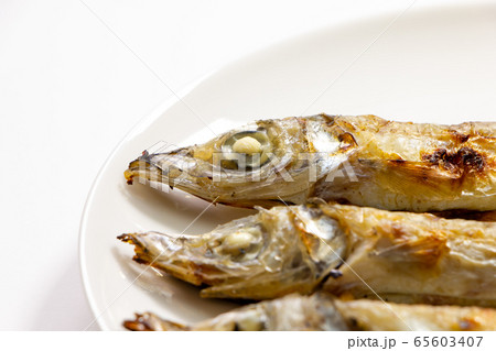 焼きニギスのアップ。(白皿・白バック) 焼きニギスのアップ。(白皿・白バック) 65603407