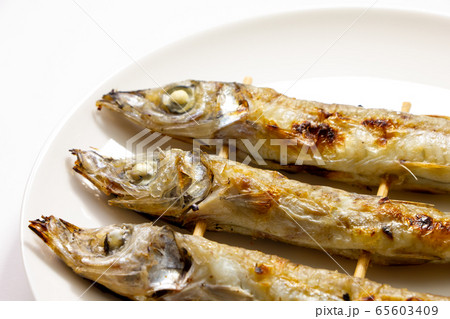 焼きニギスのアップ。(白皿・白バック) 焼きニギスのアップ。(白皿・白バック) 65603409