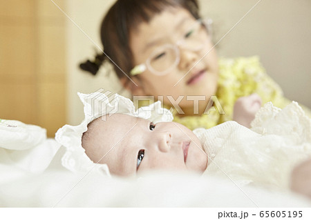 韓国人 ベビー 女の子の写真素材