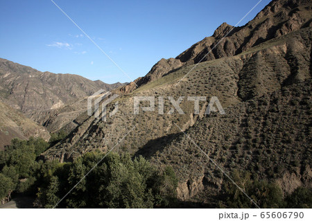 独庫公路から見た天山の山と峡谷。2019/8/30 65606790