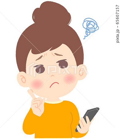 スマホを片手に悩み中の女性 65607157