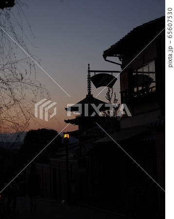 京都府、八坂通から法観寺「八坂の塔」を望む夕景 京都府、八坂通から法観寺「八坂の塔」を望む夕景 65607530