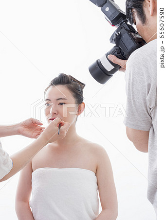 リップコスメ　若い女性の美容の撮影イメージ 65607590
