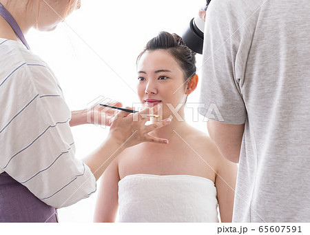 リップコスメ　若い女性の美容の撮影イメージ 65607591