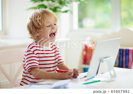 Online remote learning. School kids with computer. 65607992