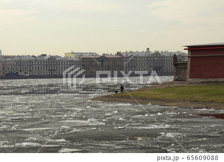 Ice drift on the Neva river in St. Petersburg 65609088