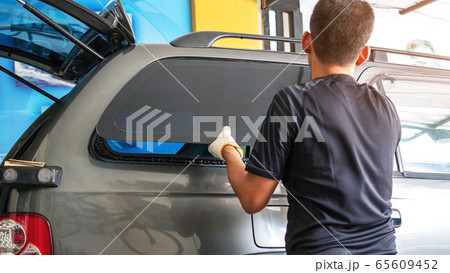 Installing automotive glass right rear of the car. 65609452