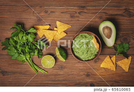 guacamole and nachos 65610065