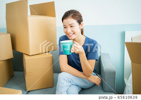 woman, moving house, new life 65610639