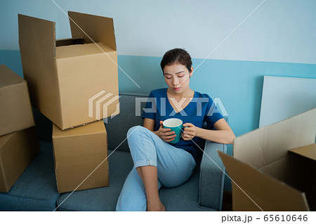 woman, moving house, new life 65610646