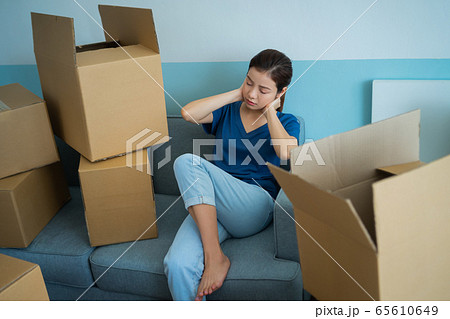 woman, moving house, new life 65610649