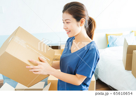 woman, moving house, new life 65610654