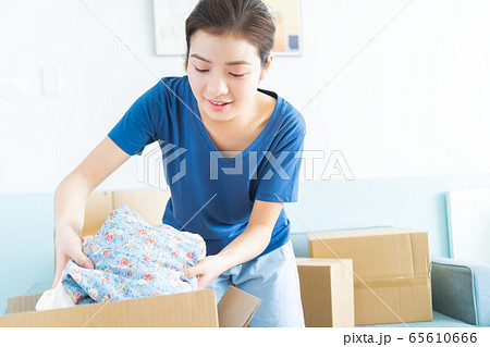 woman, moving house, new life 65610666