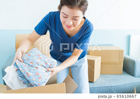 woman, moving house, new life 65610667