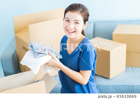 woman, moving house, new life 65610669