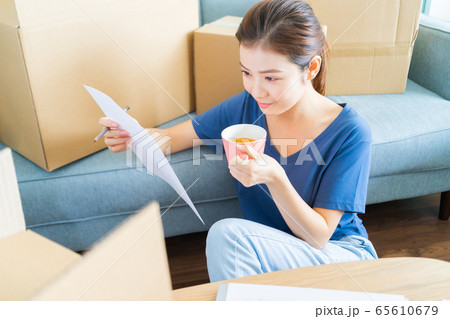 woman, moving house, new life 65610679