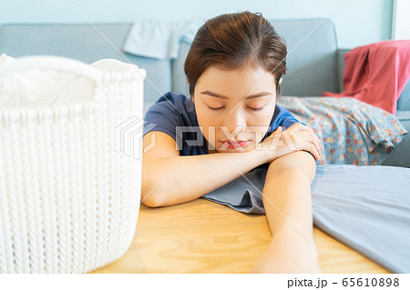 Housewife, housework 65610898