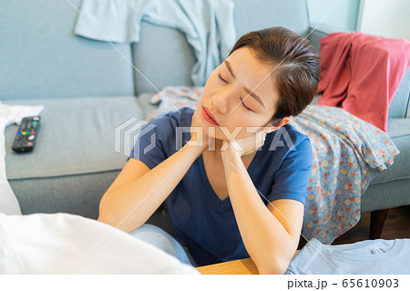 Housewife, housework 65610903