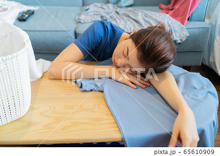 Housewife, housework 65610909