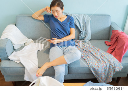 Housewife, housework 65610914