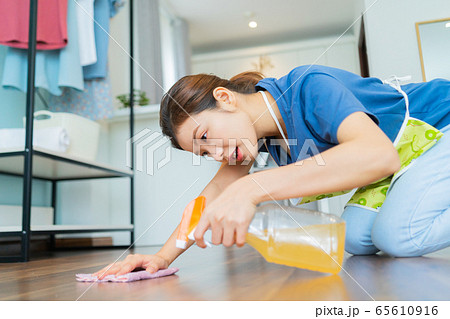 Housewife, housework 65610916