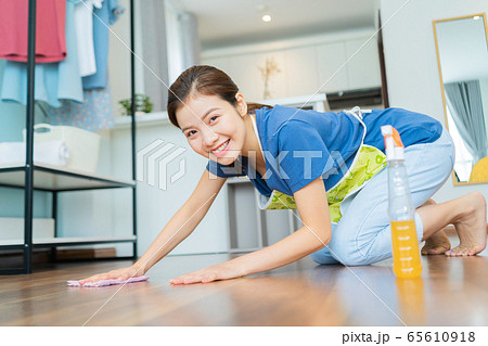 Housewife, housework 65610918