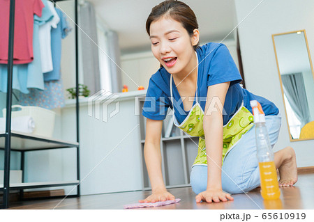 Housewife, housework 65610919