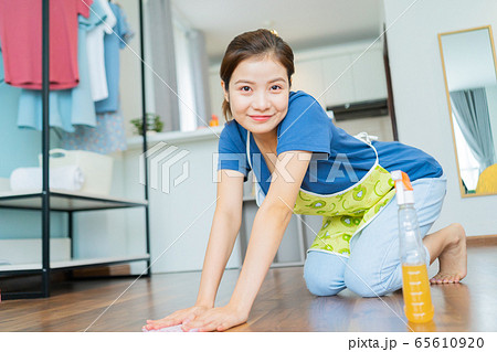 Housewife, housework 65610920