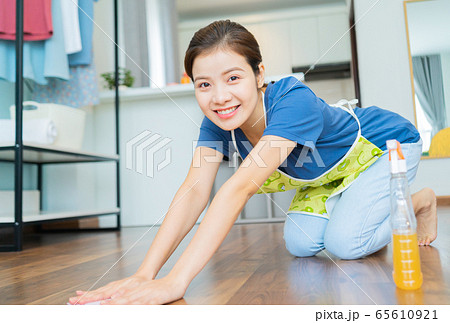 Housewife, housework 65610921