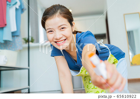 Housewife, housework 65610922