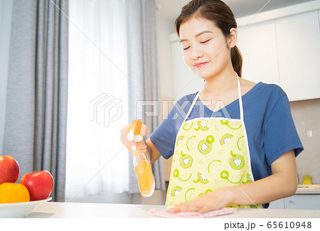 Housewife, housework 65610948