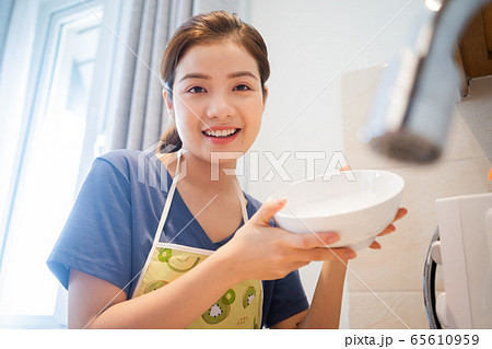 Housewife, housework 65610959