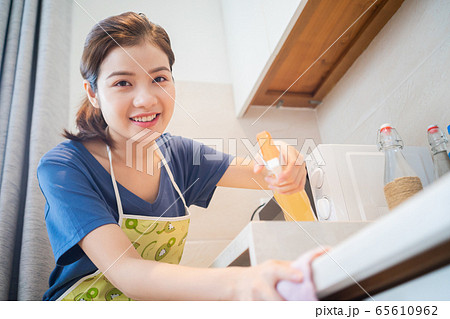 Housewife, housework 65610962