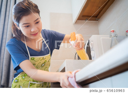Housewife, housework 65610963