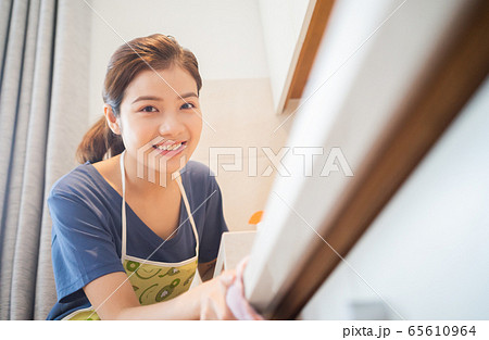 Housewife, housework 65610964